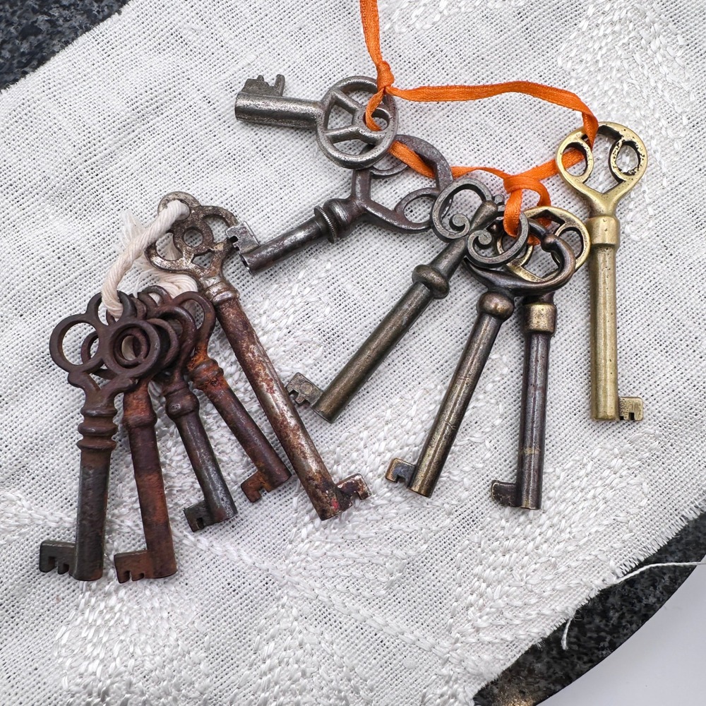 Lot of 11 Vintage Skeleton Keys Mixed Metal Rusty Brass Jewelry Craft Supply - Picture 2 of 5